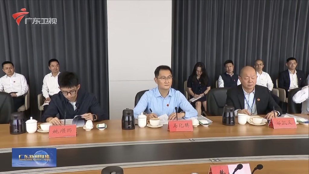 马化腾与姚顺雨罕见同框，座谈会现场相邻而坐